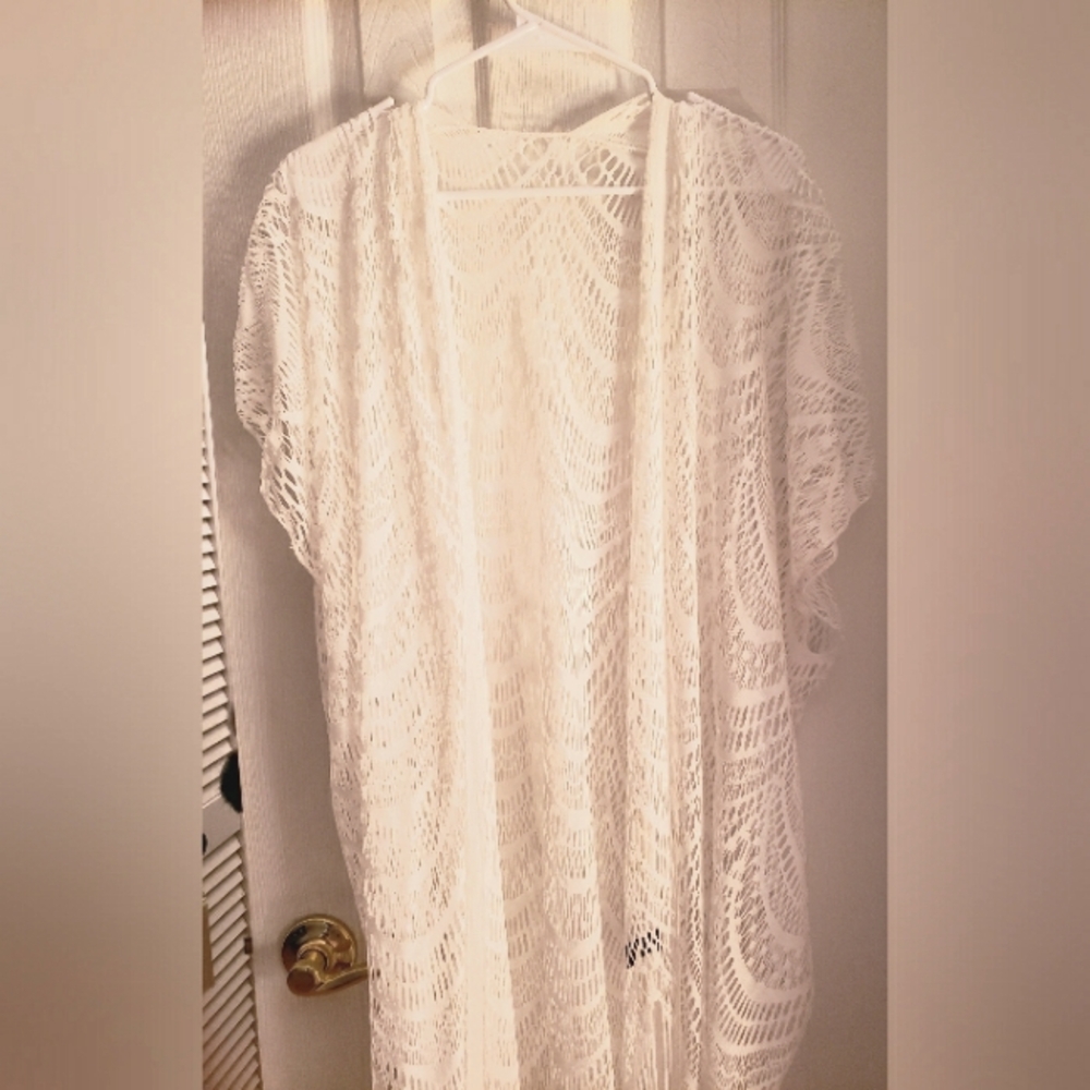 Women's Kimono White Open Lace Design with Fringes, NWOT, Size M/L